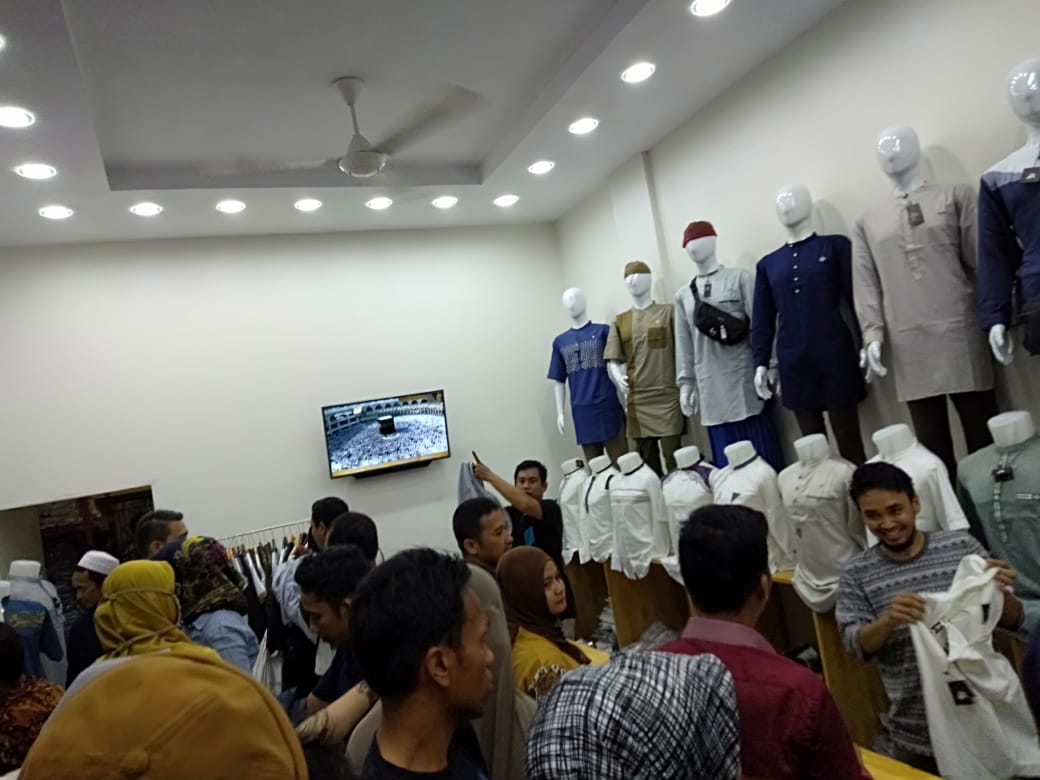 Pajak Ikan Lama Diserbu Masyarakat Cari Busana Muslim untuk Lebaran